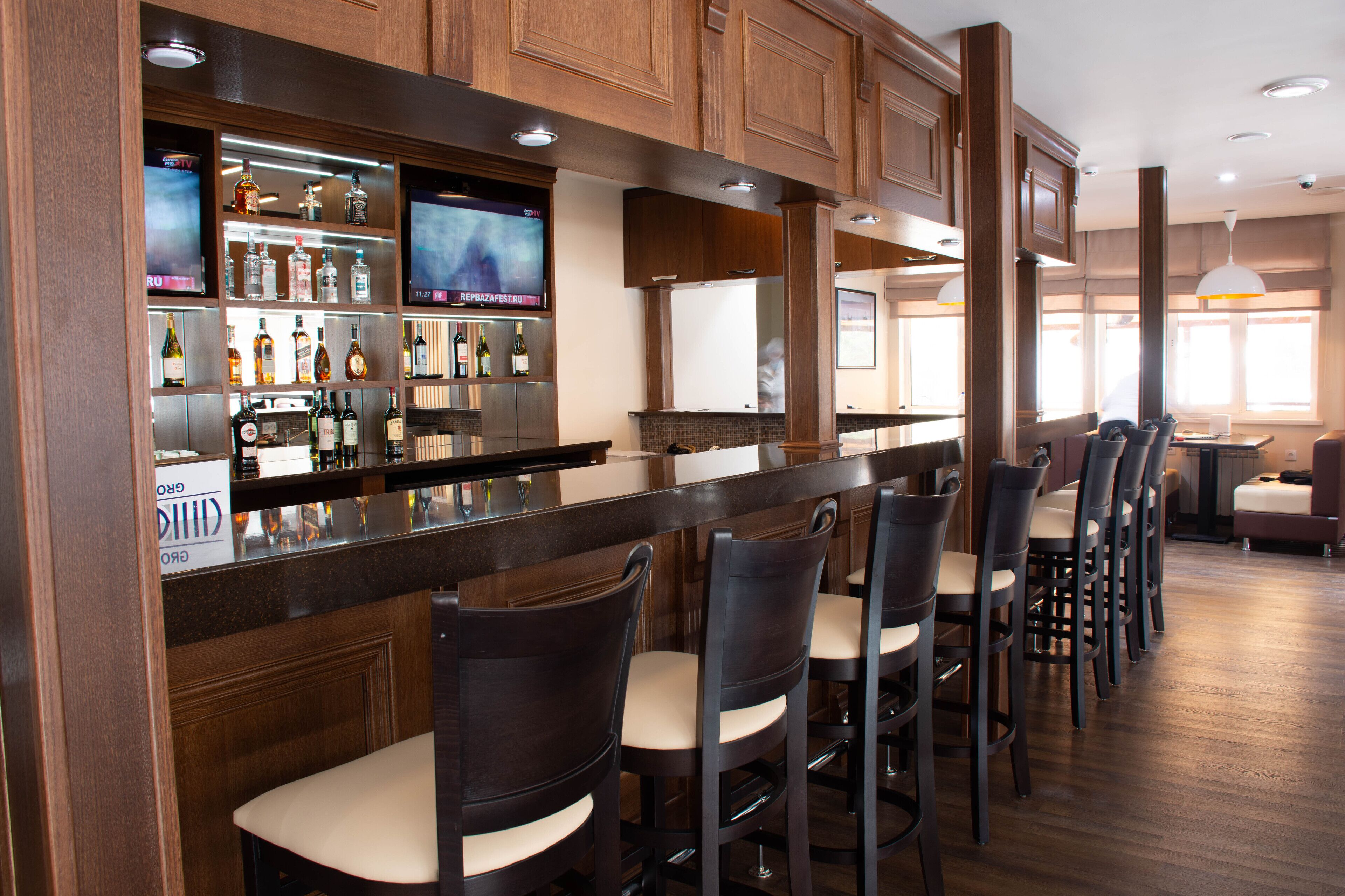 Bar (trong khuôn viên)