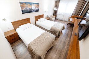 Standard Twin Room | In-room safe, desk, laptop workspace, soundproofing