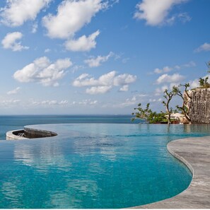 Outdoor pool, pool umbrellas, sun loungers - Anantara Uluwatu Bali Resort (Pecatu)