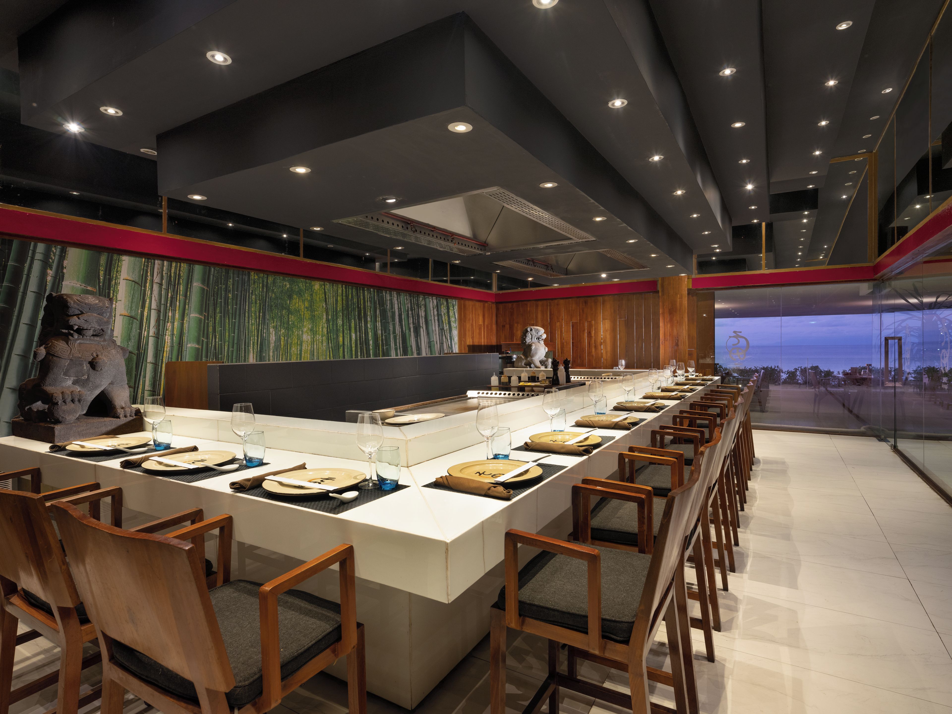 3 restaurants; breakfast, lunch and dinner served 