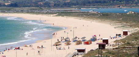 Una playa cerca, arena blanca
