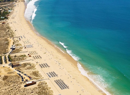 Una playa cerca, arena blanca