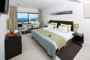 Zimmersafe, Schreibtisch, Verdunkelungsvorhänge, schallisolierte Zimmer