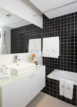 Combined shower/tub, rainfall showerhead, free toiletries, hair dryer