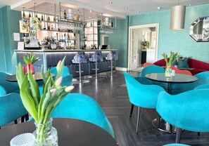 Serves lunch, brunch and happy hour