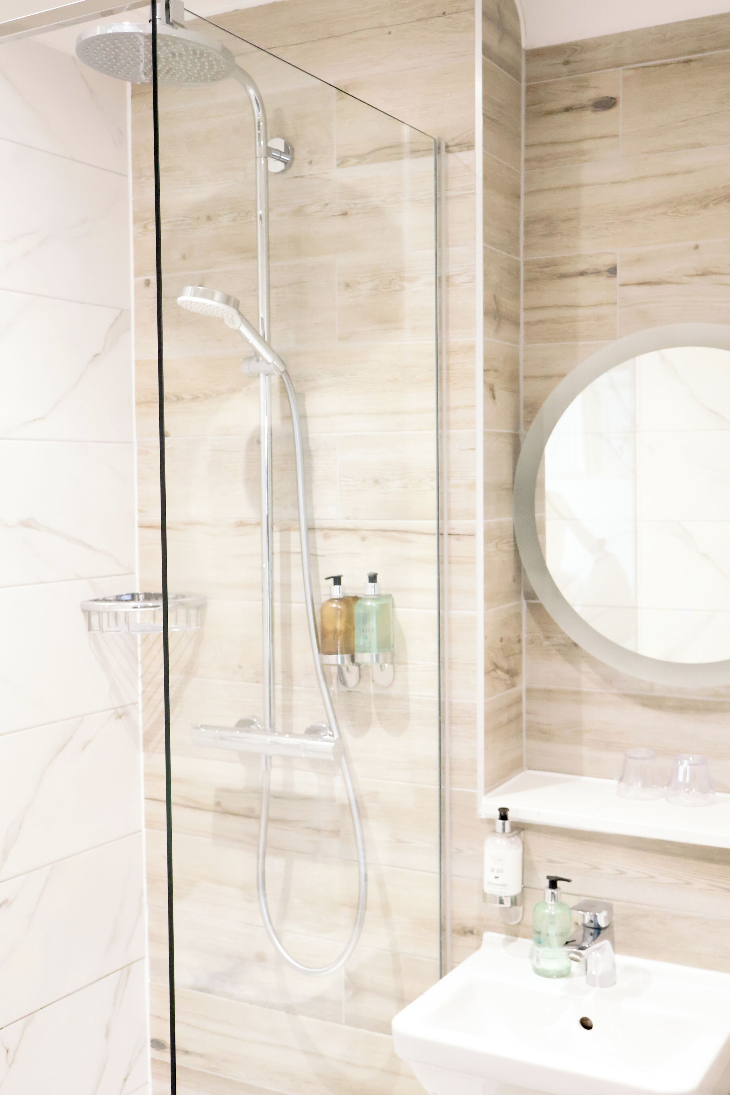 combined shower/bathtub, eco-friendly toiletries, hair dryer, towels