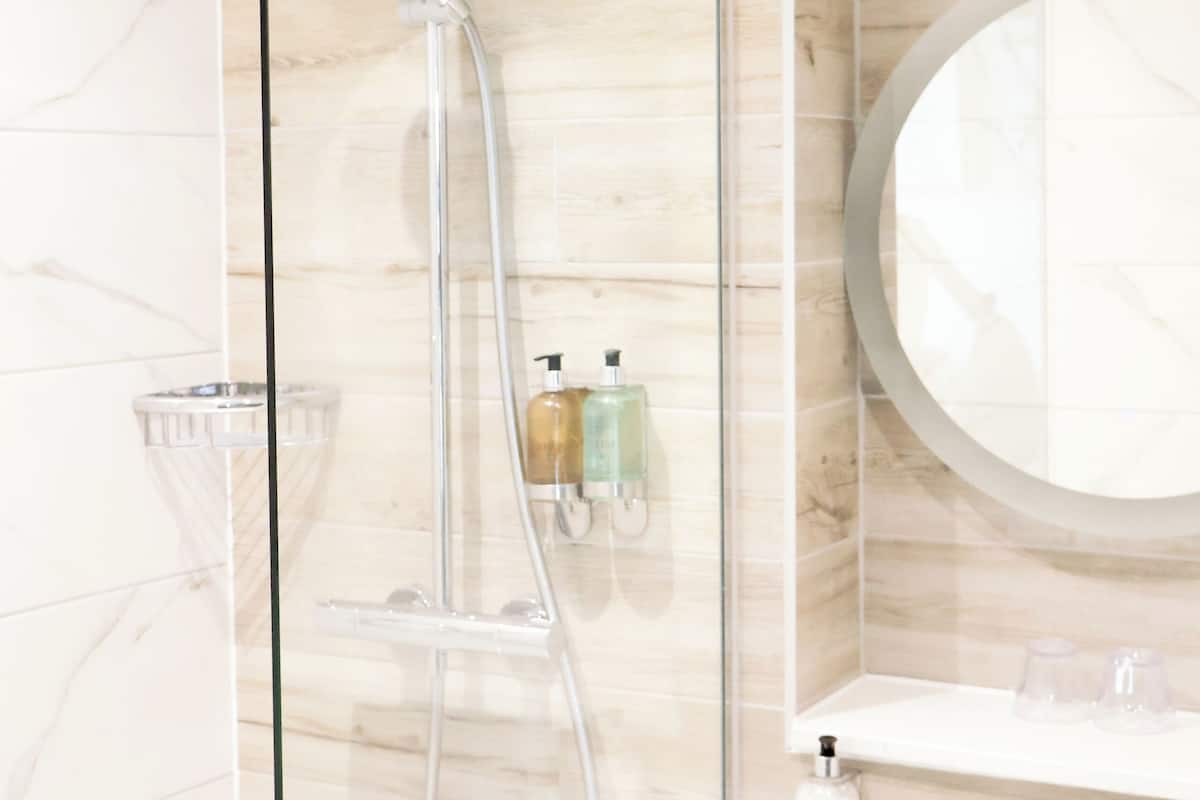 combined shower/bathtub, eco-friendly toiletries, hair dryer, towels