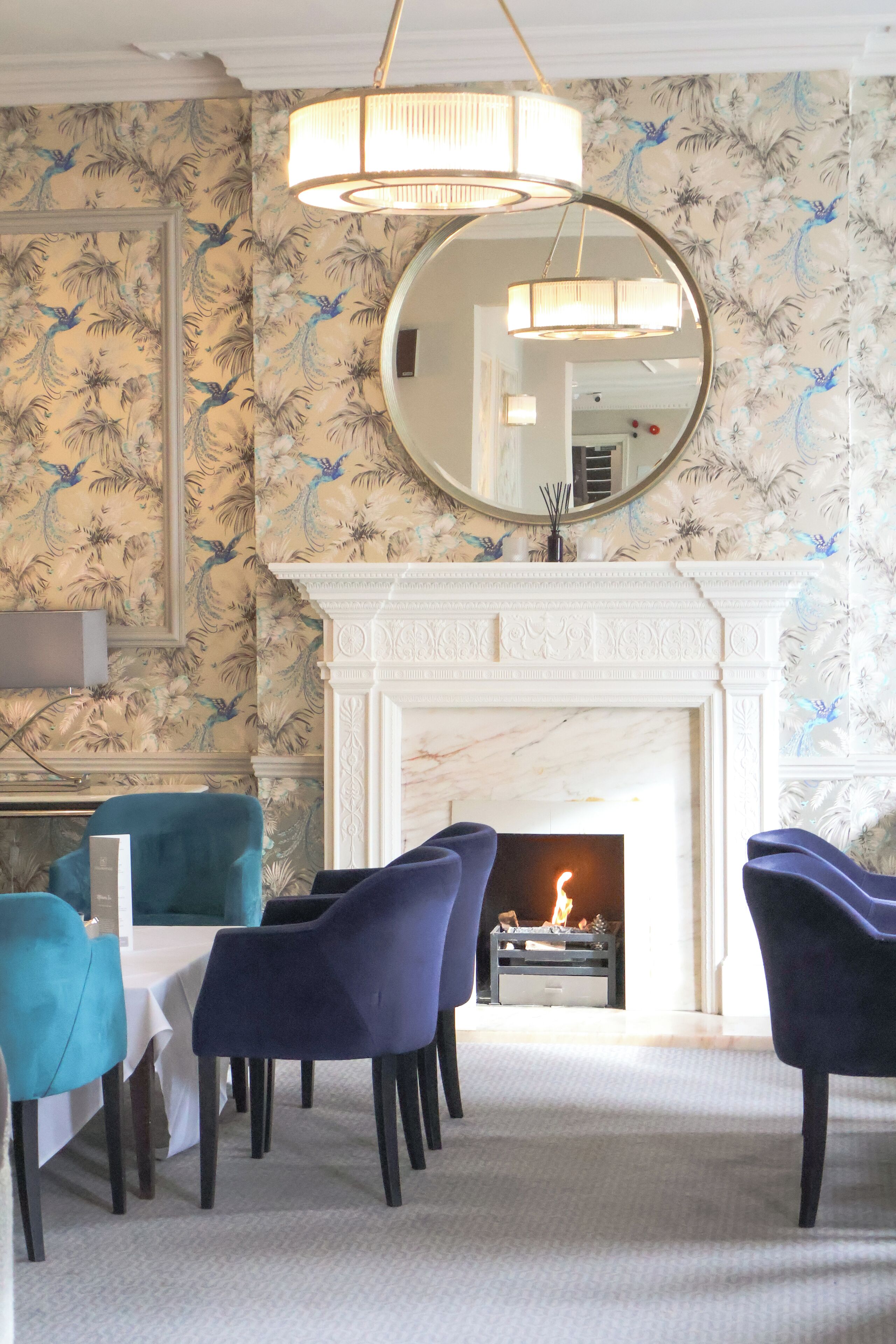 serves lunch, brunch and happy hour