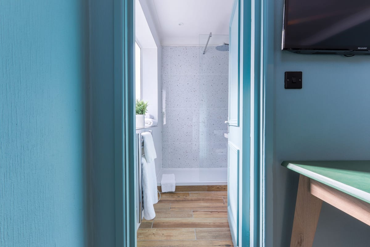 combined shower/bathtub, eco-friendly toiletries, hair dryer, towels