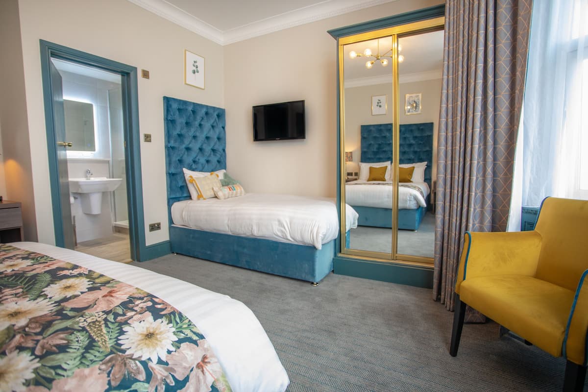 family room, multiple beds, non smoking (deluxe) | 1 bedroom, individually decorated, individually furnished, desk