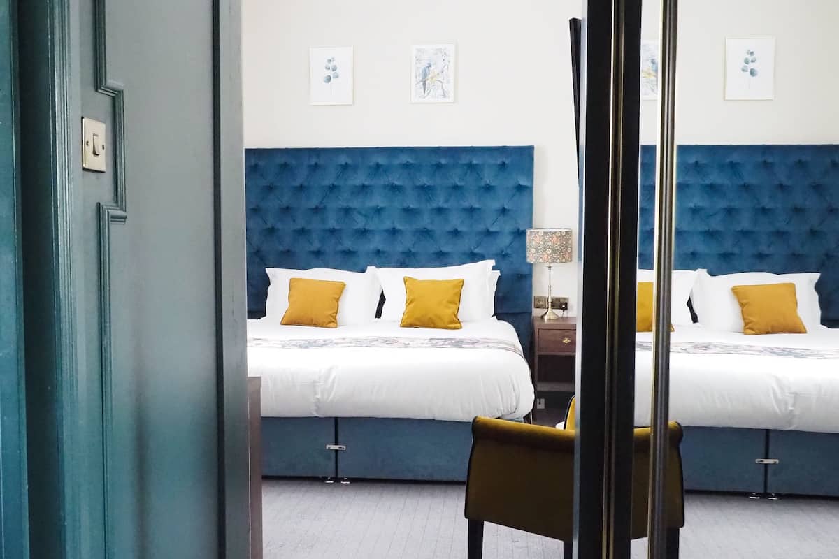 deluxe room, 1 double bed, non smoking | 1 bedroom, individually decorated, individually furnished, desk