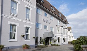 A hotel with a classic architectural style, featuring multiple windows and a central entrance with a canopy. - Hotel Collingwood, BW Signature Collection (Bournemouth)