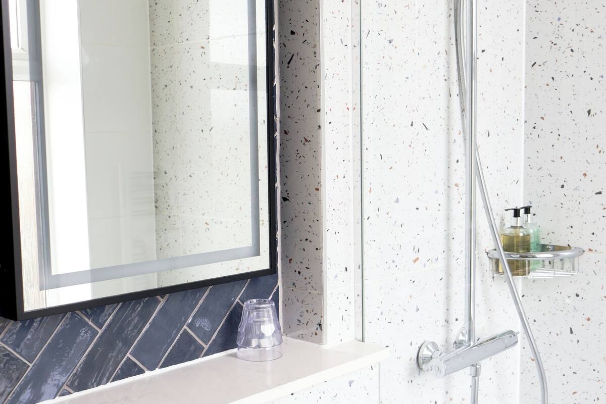 combined shower/bathtub, eco-friendly toiletries, hair dryer, towels