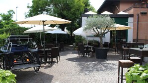 Courtyard - Hotel Da Mariuccia (Robecchetto con Induno)
