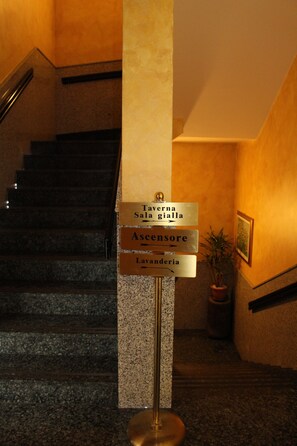 Staircase - Hotel Da Mariuccia (Robecchetto con Induno)