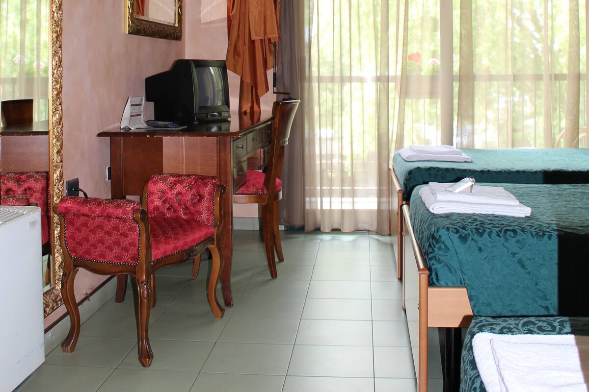 Premium bedding, in-room safe, desk, blackout curtains