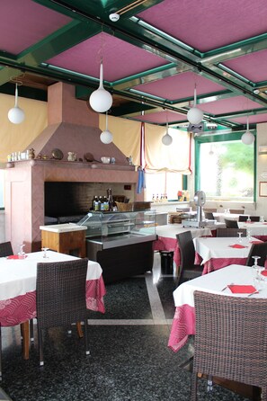 Breakfast, lunch and dinner served - Hotel Da Mariuccia (Robecchetto con Induno)