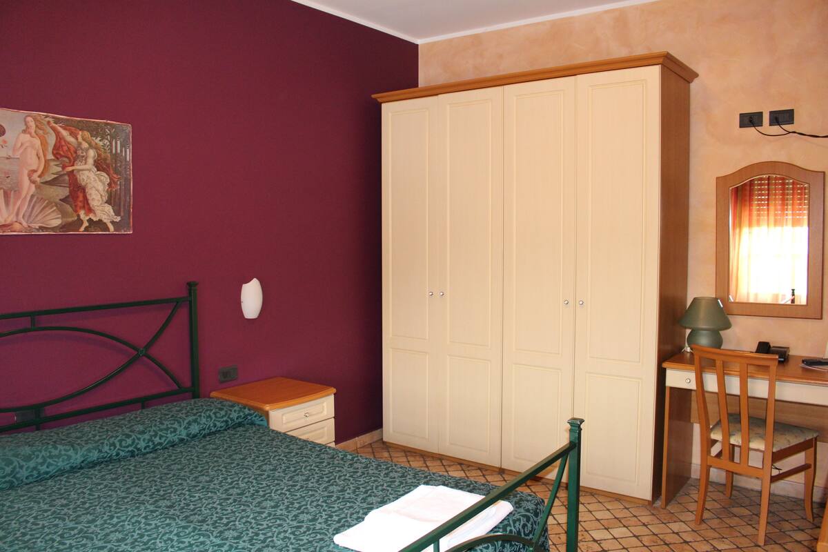 Premium bedding, in-room safe, desk, blackout curtains
