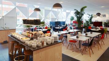 Desayuno buffet diario (SEK 179 por persona)