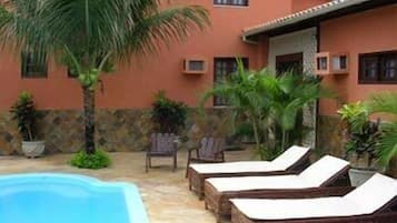 Kolam renang terbuka, kerusi lepak pantai