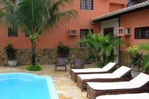 室外泳池；躺椅