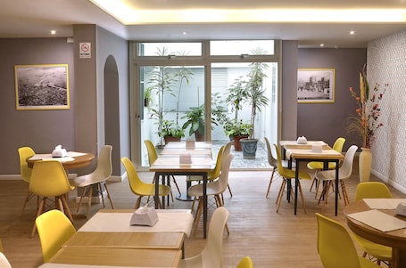 Colazione a buffet a pagamento, servita tutte le mattine . Hispano Hotel