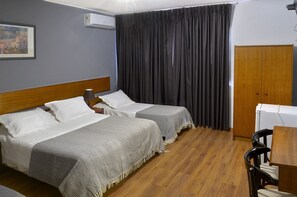 Triple Room | In-room safe, desk, soundproofing, cribs/infant beds - Hispano Hotel (Montevideo)