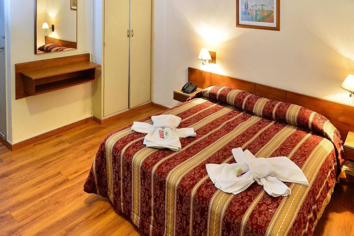 In-room safe, desk, soundproofing, cribs (surcharge)
