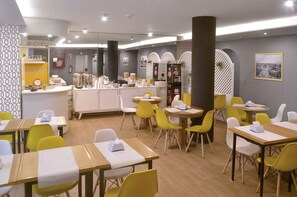 Sarapan prasmanan setiap hari (UYU 200 per orang)