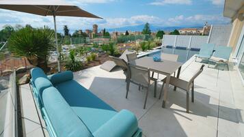 Luxury-Suite, 1 Schlafzimmer, eigener Pool, Seeblick | Terrasse/Patio
