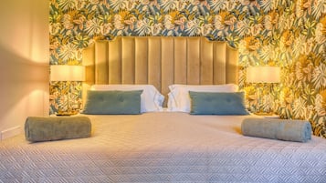 Phòng Suite dành cho gia đình, 2 phòng ngủ, quang cảnh hồ | 1 phòng ngủ, chăn bông, nệm cao su hoạt tính (memory foam), minibar