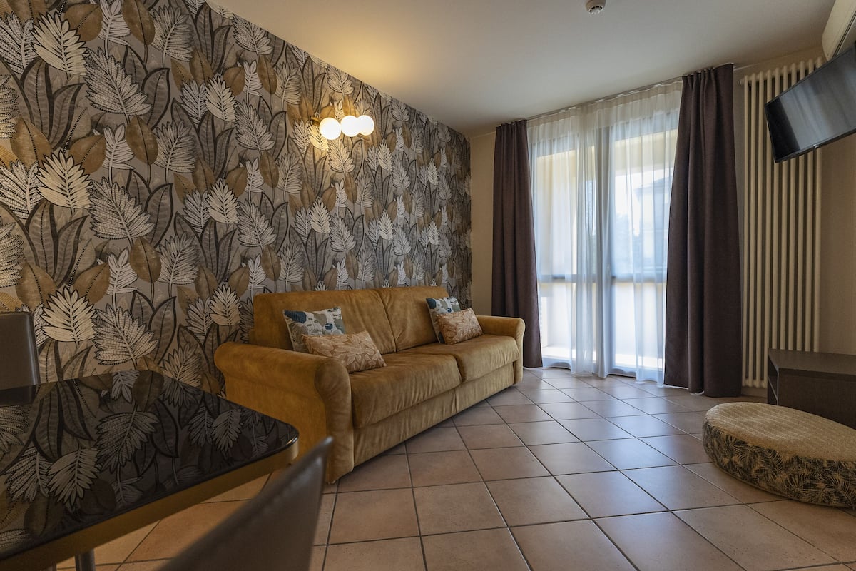 Suite Klasik, 1 Tempat Tidur King dengan tempat tidur Sofa | Area keluarga | TV