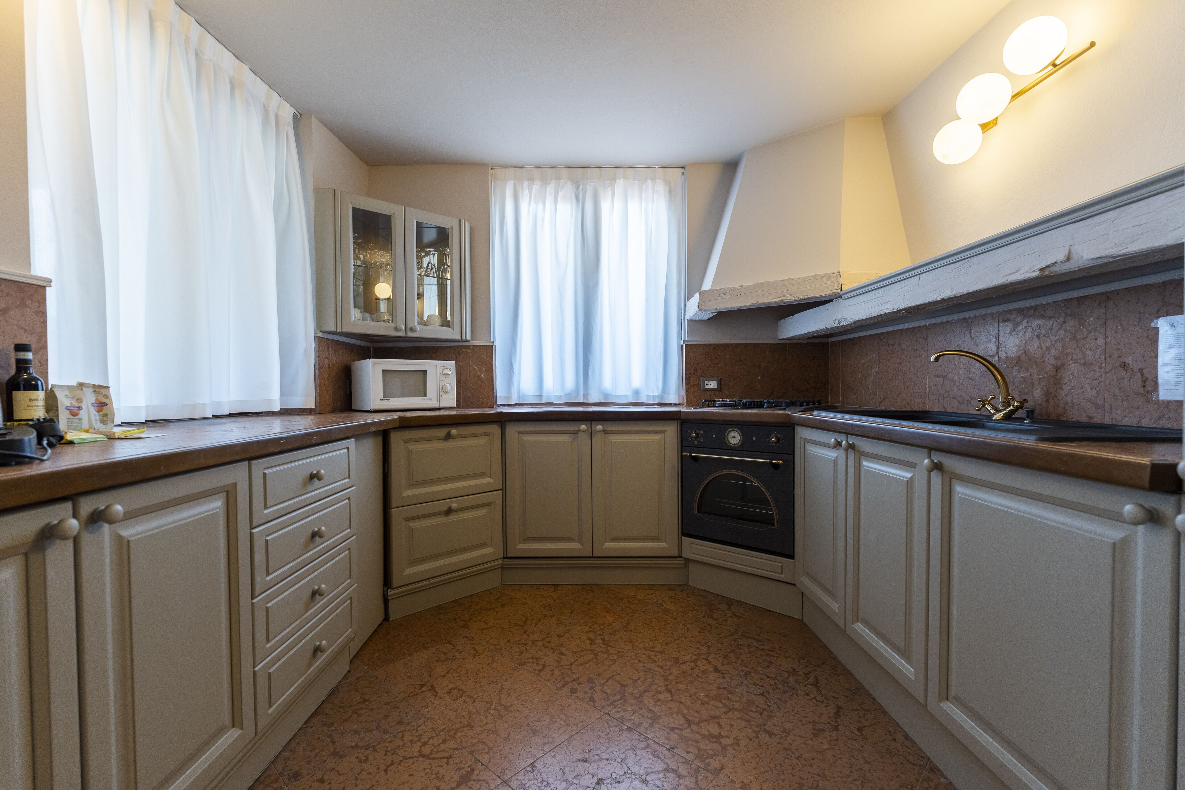 executive suite, 3 bedrooms, terrace, lake view | private kitchen | electric kettle