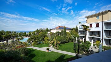 Familien-Suite, 2 Schlafzimmer, Seeblick | Terrasse/Patio