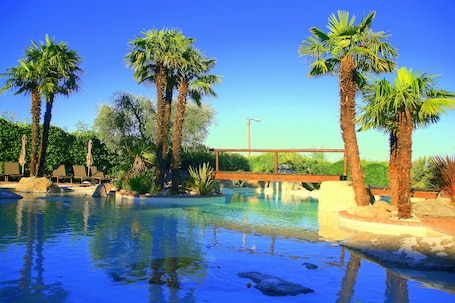 3 室外游泳池,池畔遮阳伞,日光浴躺椅