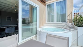 Phòng Suite Presidential, 2 phòng ngủ, bồn tắm thủy lực, quang cảnh hồ | Hiên