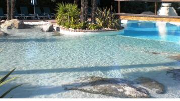 3 Außenpools, Sonnenschirme, Liegestühle