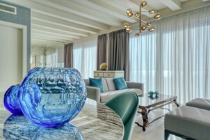 Cubrecamas, colchones con efecto memoria y minibar