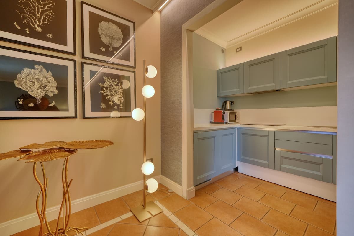 exclusive suite, 2 bedrooms, private pool, garden view (parc) | private kitchen | electric kettle