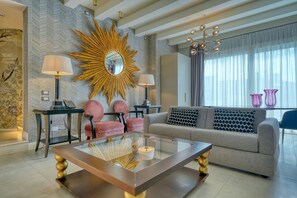 總統套房, 2 間臥室, 按摩浴缸, 湖景 | 起居區 | 電視