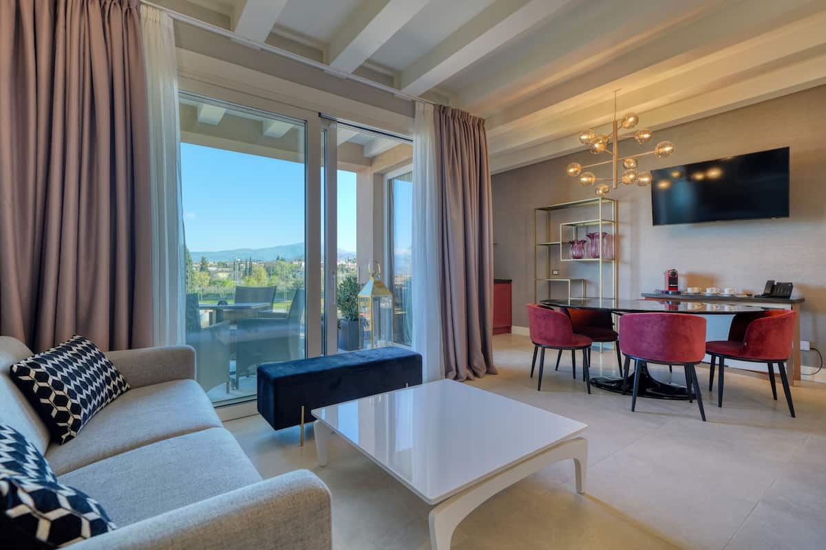 Suite Grand, 2 kamar tidur, sauna, pemandangan danau terbatas | Area keluarga | TV
