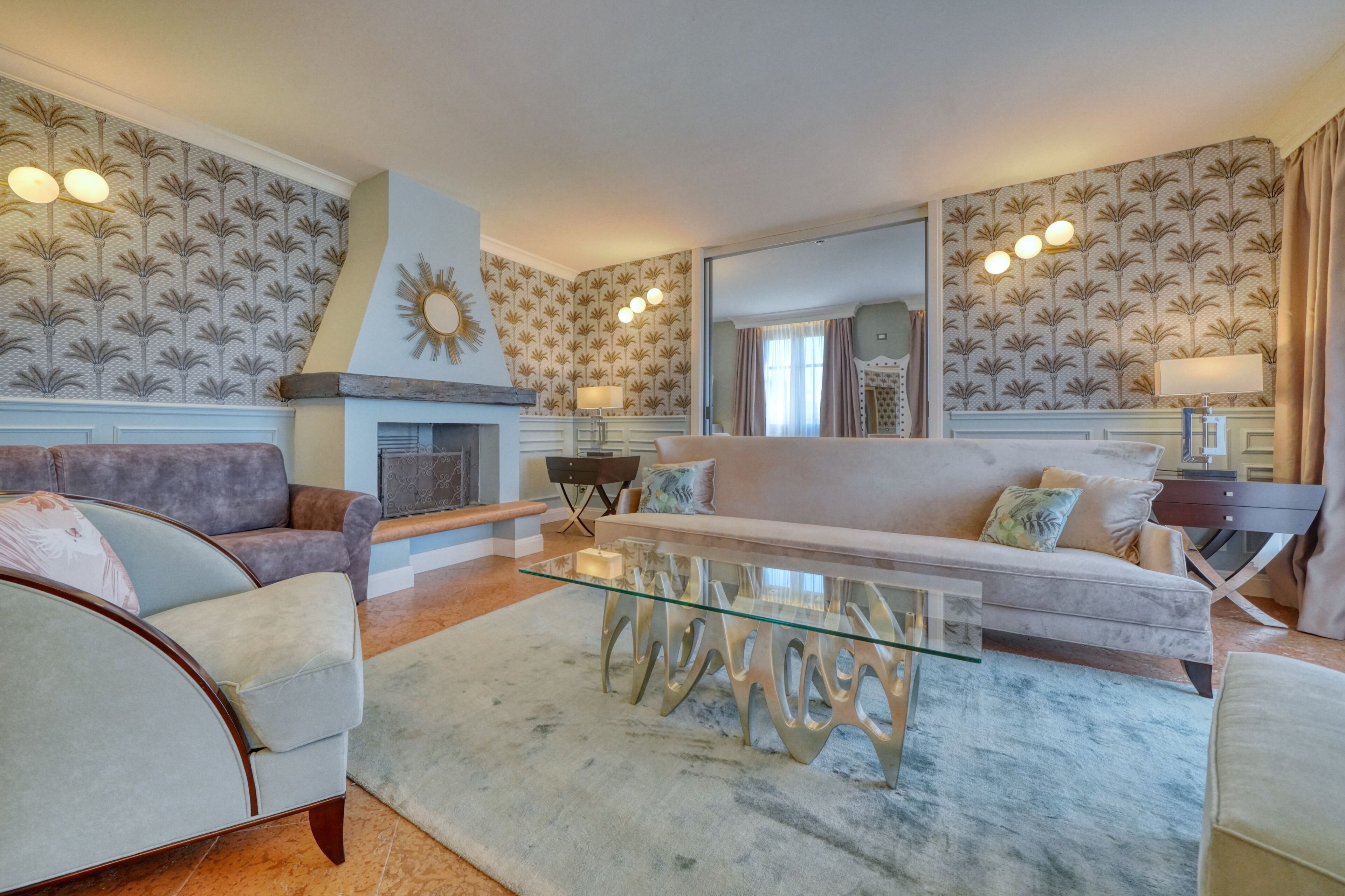 executive suite, 3 bedrooms, terrace, lake view | living area | tv