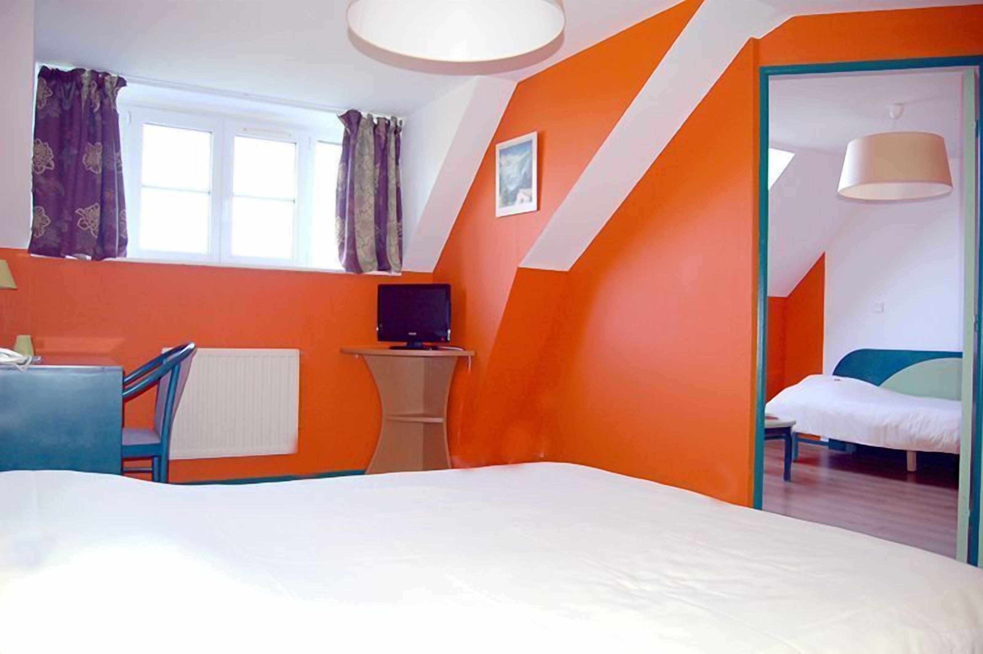 family room | desk, iron/ironing board, free cots/infant beds, rollaway beds