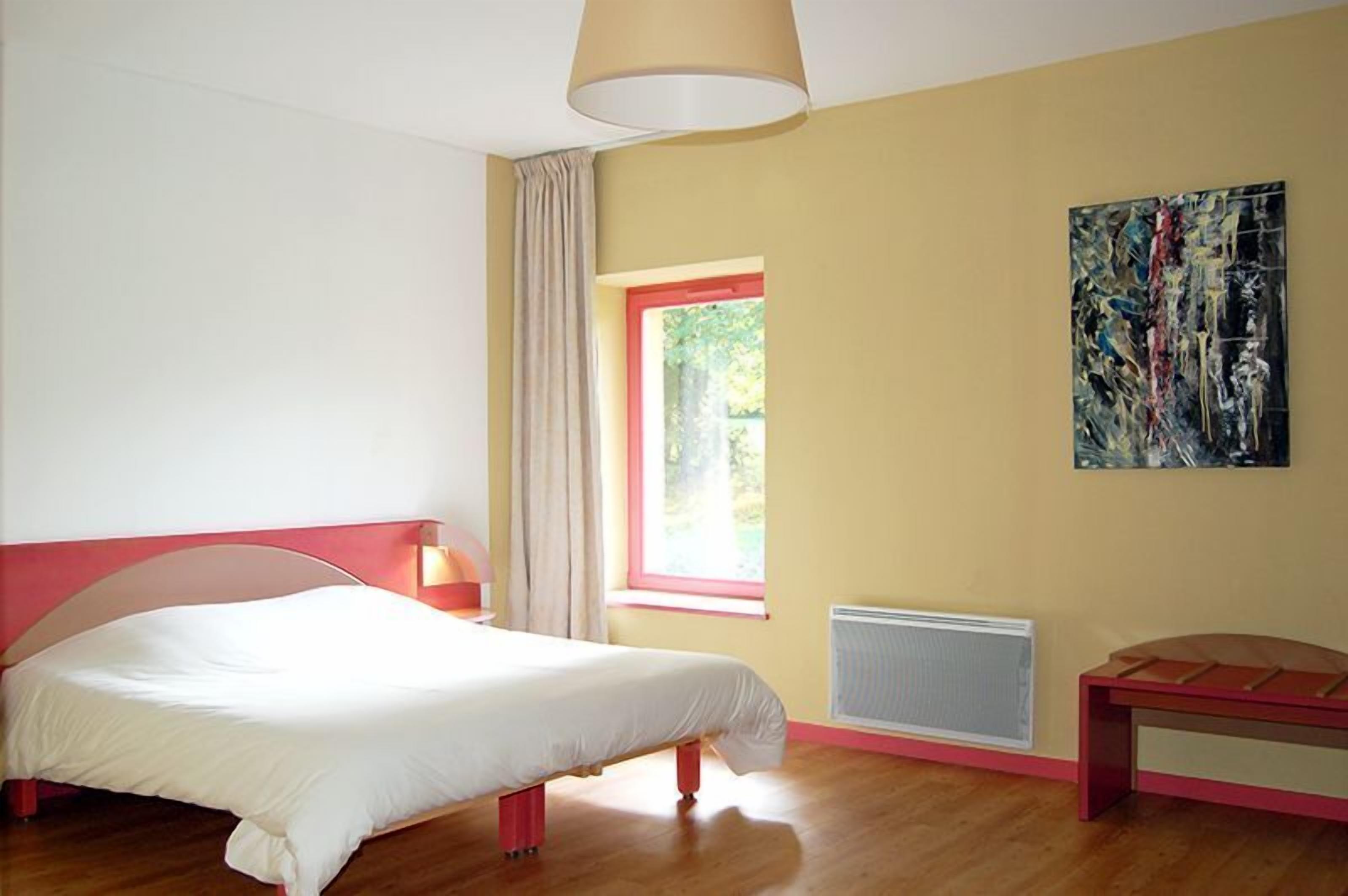 double room | desk, iron/ironing board, free cots/infant beds, rollaway beds