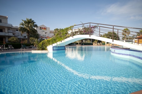 Outdoor pool. Oasiclub Hotel