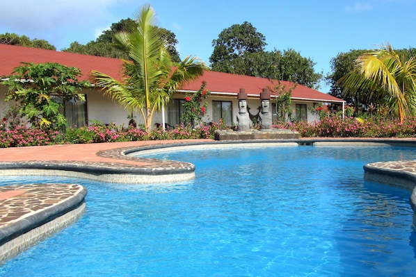 Outdoor pool - Hotel Puku Vai (Hanga Roa)
