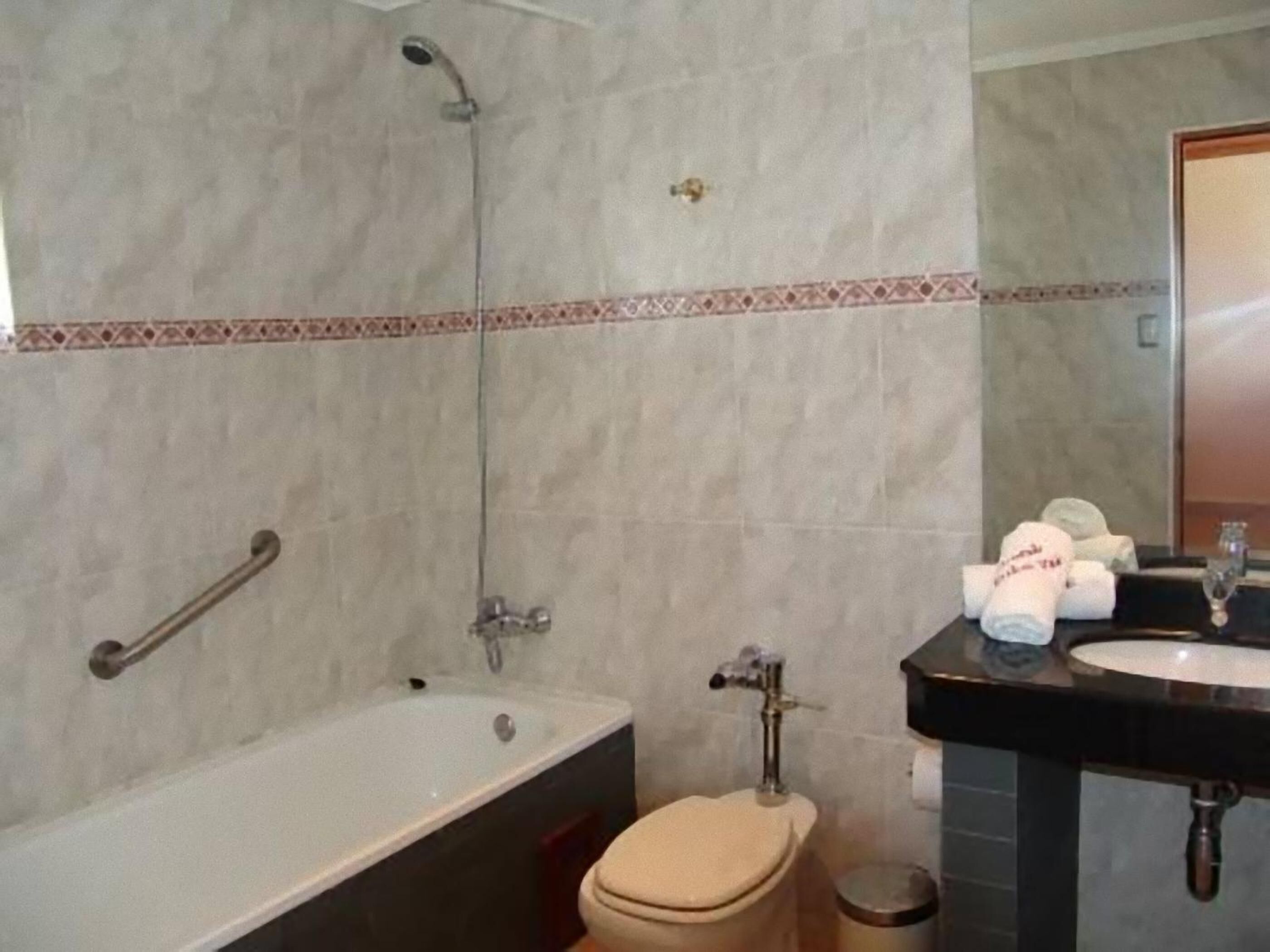 combined shower/bathtub, free toiletries, hair dryer, towels