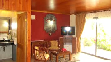 Habitación triple superior | Área de sala de estar | Televisión de pantalla plana