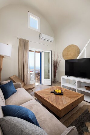 Loft Style Suite with Panoramic View | Aire de séjour | Téléviseur connecté de 55 po avec télévision numérique