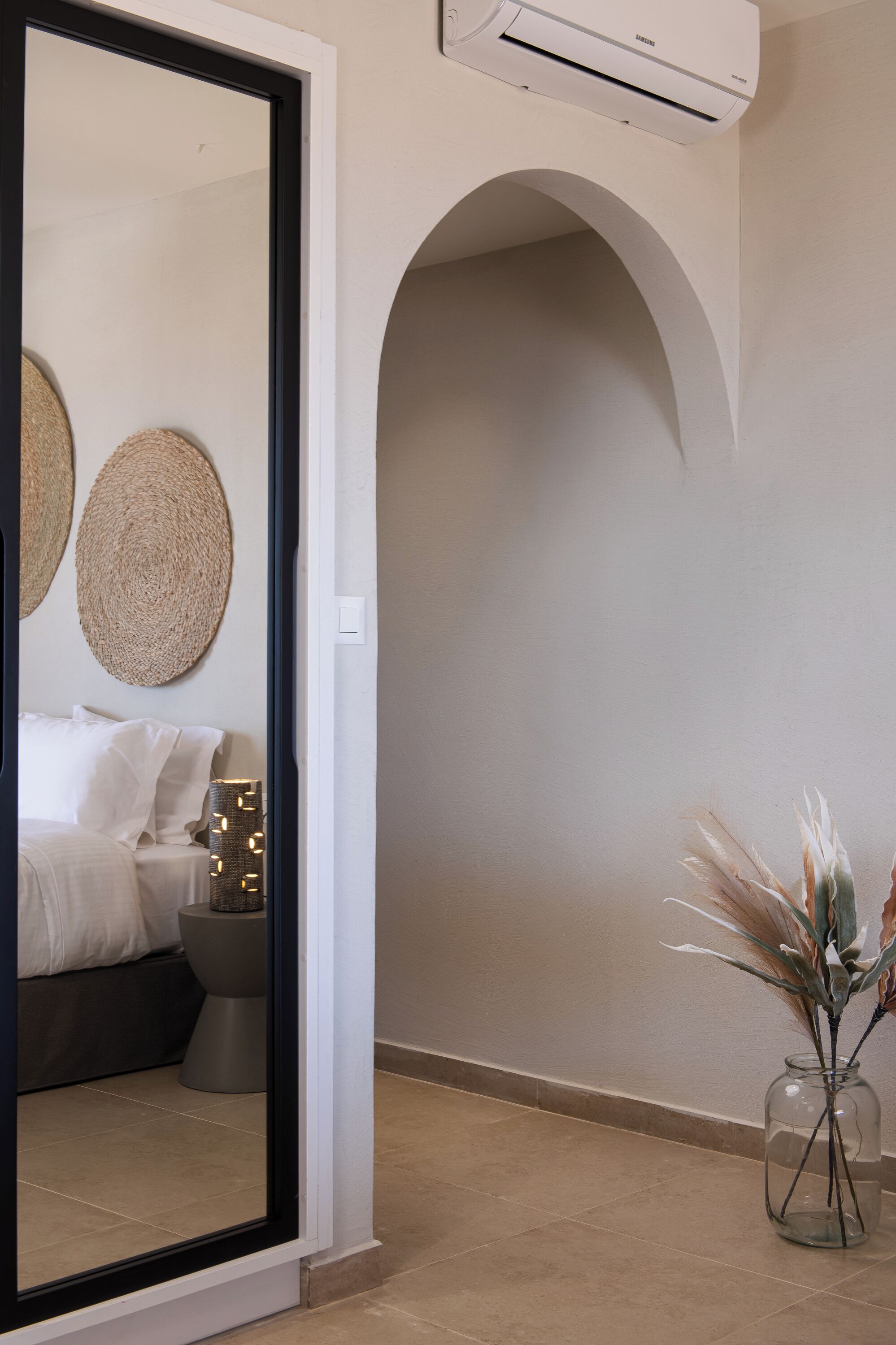 Ropa de cama de alta calidad, colchones con efecto memoria y minibar 